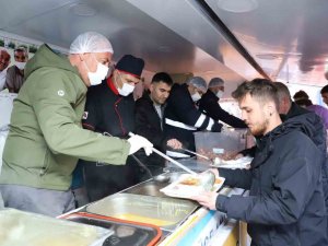 Kırıkkale’de Yemek Yapamayan Yüzlerce Aileye İftar