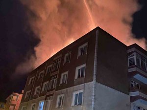 Çorlu’da Apartmanın Çatısı Alev Alev Yandı