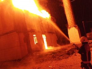 300 Yıllık Tarihi Cami Yanarak Kullanılmaz Hale Geldi
