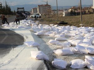 Parçalanan Tırın Dorsesindeki 200’e Yakın Un Çuvalı Etrafı Dağıldı