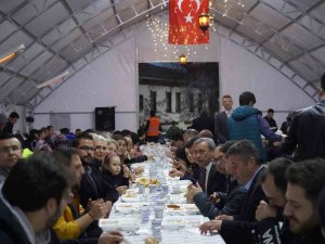 Başkan V. Subaşı Ve Chp İl Örgütü İftarda Vatandaşla Buluştu
