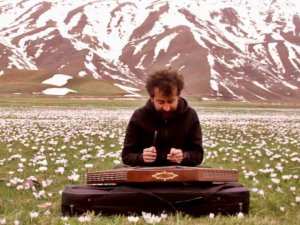 Ovayı Beyaza Bürüyen Kardelenler Arasında Santur Keyfi