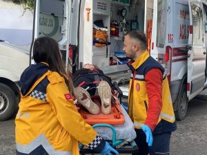 Okula Giden Lise Öğrencisine Otomobil Çarptı