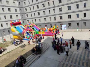 Her Şey Çocukların Yüzündeki Minik Tebessüm İçin