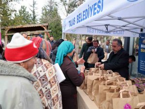 Başkan Yalçın, “Biz Pişirelim Siz Ulaştırın” Dedi, Yemek Servisi Yaptı