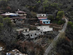 Depremin Yıkamadığını Dağdan Kopan Kayalar Yıktı