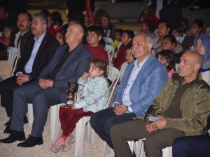 Depremzede Çocuklar Ve İl Protokolü Tosun Paşa’ Filmiyle Moral Buldu