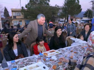 Honaz Belediyesi’nin Kocabaş’ta Kurduğu İlk İftar Sofrası Binleri Buluşturdu