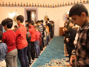 Bu Cami Teravih Namazında Çocuklarla Doluyor