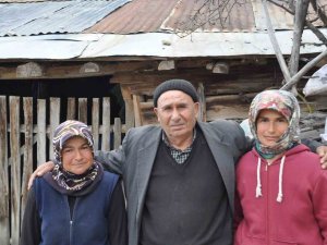 Fedakar Baba: İ̇şitme Engelli Kızlarına Gözü Gibi Bakıyor