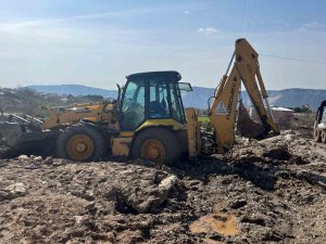 İ̇zmit Belediyesi Ekipleri, Sel Bölgesinde Çamura Saplanan İş Makinesini Kurtardı