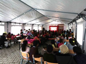 Depremzedelerin Yüzleri Hacivat Ve Karagöz Oyunuyla Gülüyor