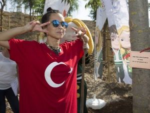 Romanyalı Ünlü Popçu, Expo 2016 Alanına Türk Bayraklı Tişörtüyle Ağaç Dikti
