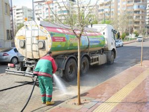 Karaköprü’de Çamurlu Yollar Temizleniyor