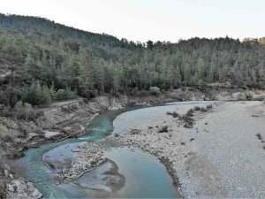Derenin Ayırdığı 2 Mahalle 50 Metrelik Mesafede Orucu 3 Dakika Geç Açıyor