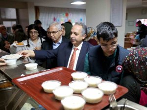 Başkan Yalçın Ve Kaymakam Dönmez Depremzedelerle İftar Sofrasında
