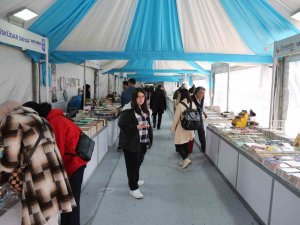 Eyüpsultan’daki Kitap Fuarı Kitapseverlerin Buluşma Noktası Halinde Geldi