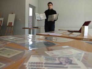 Lise Öğrencisi 5 Yılda 80 Ülkenin Eski Paralarının Yer Aldığı Koleksiyon Oluşturdu
