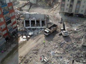 Malatya’da Enkaz Kaldırma Çalışmaları Sürüyor