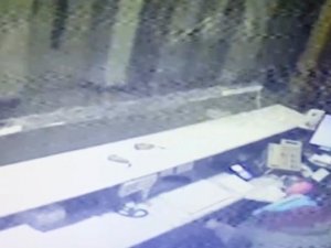 Zihinsel Engelli Kadının İşyerinden Hırsızlık Anı Kamerada