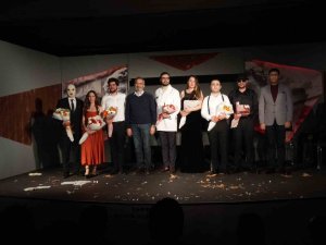 Tarsus Şehir Tiyatrosu, En İyi Çıkış Yapan Tiyatro Ödülünü Aldı
