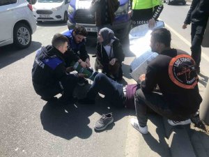Çarptıkları Adamın Yanından Bir An Olsun Ayrılmadılar: İ̇lk Müdahaleyi De Onlar Yaptı
