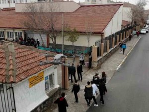 Polis, Okul Ve Öğrencileri Dron İle Takip Edip Denetliyor