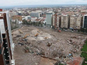 Diyarbakır’da Acil Yıkılacak Binaların Enkaz Kaldırma Çalışmaları Devam Ediyor