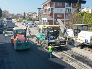 Aydın Büyükşehir Belediyesi Kuşadası’nda Yol Yapım Çalışmalarına Devam Ediyor