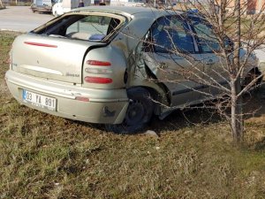 Aydınlatma Direğine Çarpan Otomobilin Sürücüsü Kazayı Yaralı Atlattı