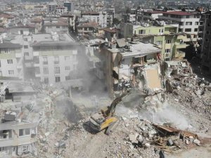 Hatay’da Hasarlı Binaların Yıkımına Devam Ediliyor