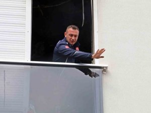 Yanan Dairede Mahsur Kalan Kedi, İtfaiye Ekiplerince Kurtarıldı