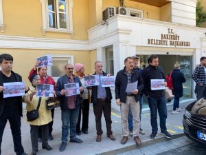 İ̇şten Çıkarıldığı İddia Edilen Bakırköy Belediyesi İşçileri Belediye Önünde Eylem Yaptı