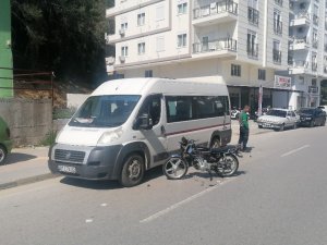 Otomobile Çarpıp Yola Savruldular