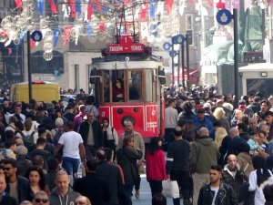 Güneşli Ve Sıcak Havayı Fırsat Bilenler Taksim’e Akın Etti