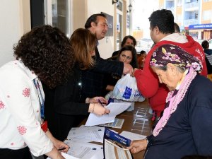 Çocukların Beslenme Çantalarını Kuşadası Belediyesi Dolduruyor