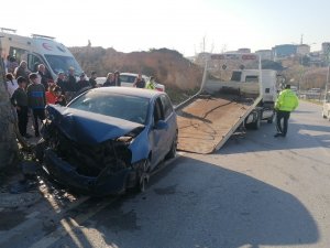 Kocaeli’de Otomobil İstinat Duvarına Çarptı: 4 Yaralı