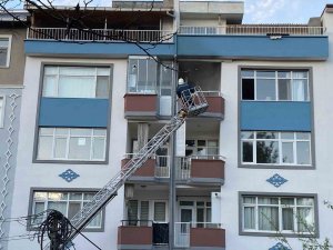 Yangına Müdahale Eden İtfaiyenin Merdiveni Düştü