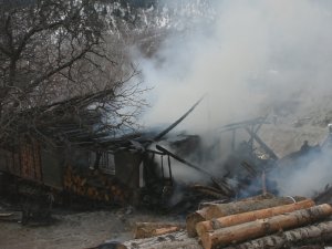 Tosya’da Çıkan Yangında Bir Ev Kül Oldu