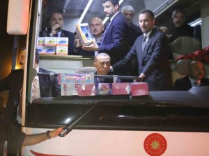 Cumhurbaşkanı Erdoğan İftarını Depremzedelerle Birlikte Yaptı