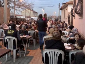 Burhaniye’de İftar Yemekleri Yüzlerce Vatandaşı Buluşturuyor