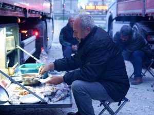 Tır Şoförlerinin Sınır Hattında İftar Telaşı