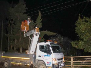 Sinop’ta Fırtına Elektrik Telini Kopardı