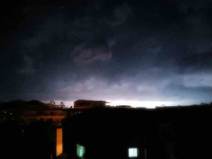 Gece Boyu Çakan Şimşek Gökyüzünü Aydınlattı