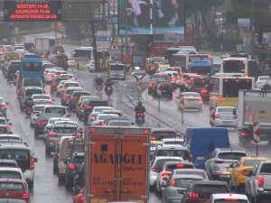 İ̇stanbul’da Yağmurda Trafik Yoğunluğu Yüzde 65’e Ulaştı