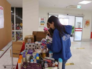 İ̇zmirli Öğrencilerin Hazırladığı ‘Kadın Dayanışma Paketleri’ Teslim Edildi