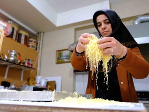 Erzincan’da İftar Sofralarının Vazgeçilmez Lezzeti: “Kesme Kadayıf Tatlısı”