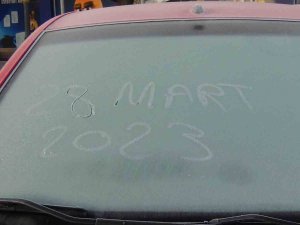 Kars’ta Soğuktan Araçların Camları Dondu