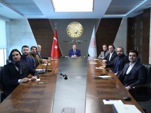 Bu Elektrikli Otomobili 16 Yaşındaki Gençler Kullanabilecek...