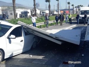 Trafik Işıklarında Aracın Üzerine Duvar Düştü